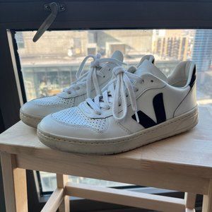 Veja V-10 Black and White EUR 40 (Fits like US Women's 9.5-10)